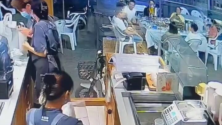 虽然我们的烦恼不同，都是现在我们的快乐是一样的。