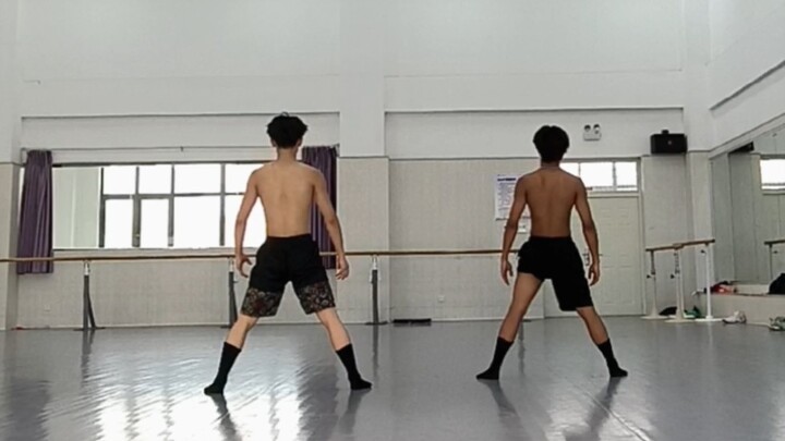 ฉันยืนอยู่บนทุ่งหญ้าและมองดูปักกิ่ง