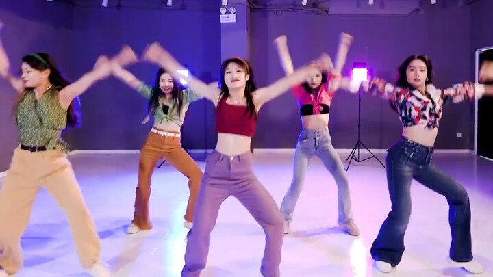 Qi Qi choreographs retro Hong Kong style jazz "First Love"