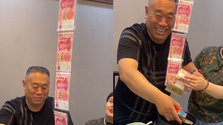 Ayah saya menerbangkan balon untuk ulang tahunnya, dan wajahnya tampak kecewa ketika melihat uang se