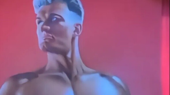 Yang berdiri di depan Anda sekarang adalah artileri berat Soviet Dolph Lundgren. Pukulan ini disebut