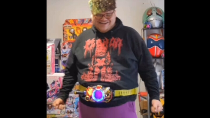 A foreign guy imitates the transformation of Chinese Armor Warrior
