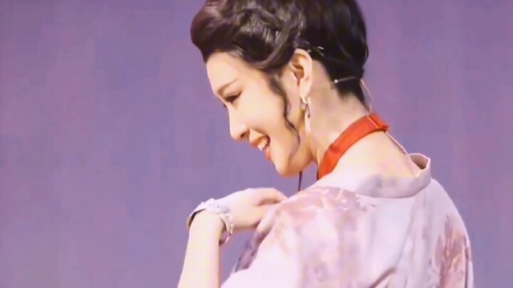 Li Xiangxiang sangat cantik sehingga wanita mana pun akan tertarik padanya!