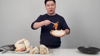 A Japanese girl watched Xiao Wen eat crabs late at night, and she wanted to smell the smell...