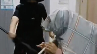 An Indian student was playing with a snake in the dormitory, but fortunately a Japanese student came