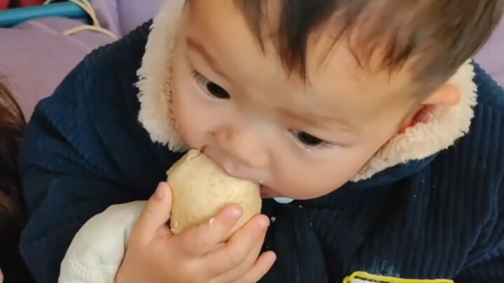 Rice Oil TV: Eating Steamed Buns Dry: So Fat and Cute