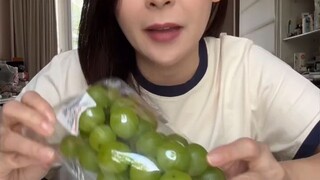 Biasa review buah Sultan , hari ini mau cobain Shine muscat ekonomis harga 30rb an …. Rasanya gimana